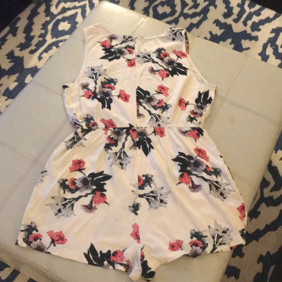 BB Dakota -worn once ! romper size large - Picture 7 of 7
